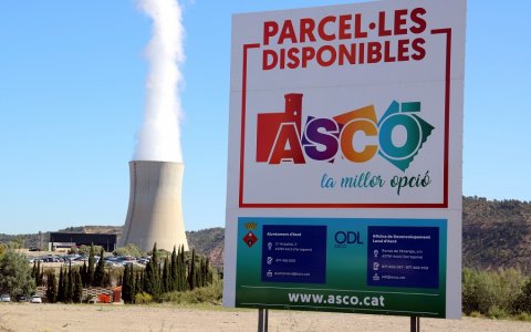 Un cartell de promoció del polígon industrial d'Ascó amb la central nuclear al fons. FOTO: CEDIDA.