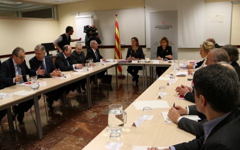 La consellera d'Empresa i Coneixement, Àngels Chacón, amb els presidents de les 13 cambres de comerç catalanes. FOTO: CEDIDA.