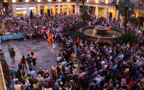 La plaça de l'Ajuntament de Tortosa en una manifestació de l'octubre de l'any passat. FOTO: ACN.