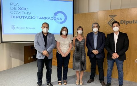 La presidenta Noemí Llauradó (centre) i la resta de grups polítics de la Diputació. FOTO: ACN.