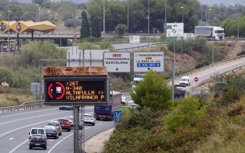 Rètol que informa de la restricció de pas de camions per l'N-340, fins a Vilafranca Sud, a l'alçada de l'accés del peatge d'Altafulla-Torredembarra. FOTO: CEDIDA.