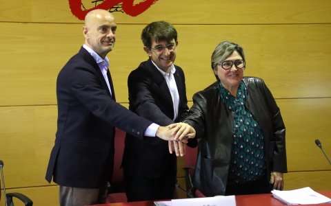 Fernando Aldecoa, director general de Port Aventura, el rector de la URV, Josep Pallarès, i Marta Nel·lo, directora del  Centre Internacional de Formació Permanent en Turisme.