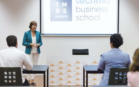 La CEO de Techma Business School, Alba Campos, en uno de sus programas formativos.