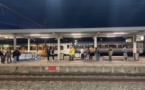 Passatgers esperant a l’estació de Tarragona enmig del desgavell ferroviari del gener.