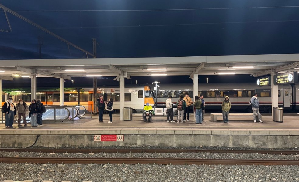 Passatgers esperant a l’estació de Tarragona enmig del desgavell ferroviari del gener.