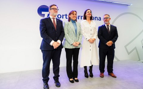 Santiago Castellà amb la consellera de Territori, Sílvia Paneque, la directora corporativa de Ports de l'Estat, Pilar Parra, i el president sortint, Saül Garreta.