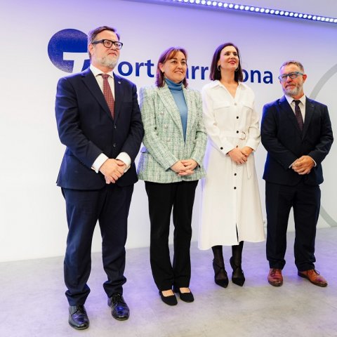 Santiago Castellà amb la consellera de Territori, Sílvia Paneque, la directora corporativa de Ports de l'Estat, Pilar Parra, i el president sortint, Saül Garreta.