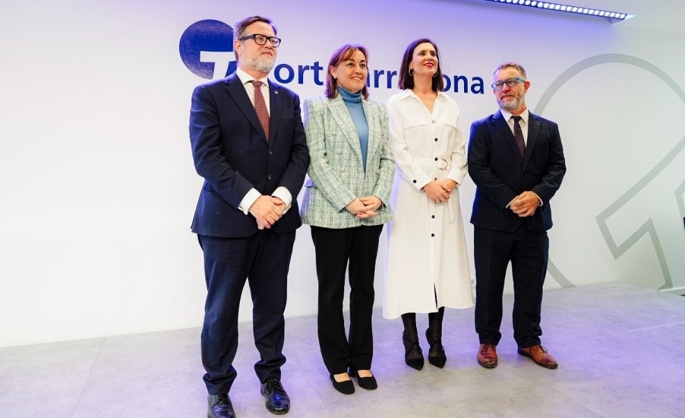 Santiago Castellà amb la consellera de Territori, Sílvia Paneque, la directora corporativa de Ports de l'Estat, Pilar Parra, i el president sortint, Saül Garreta.