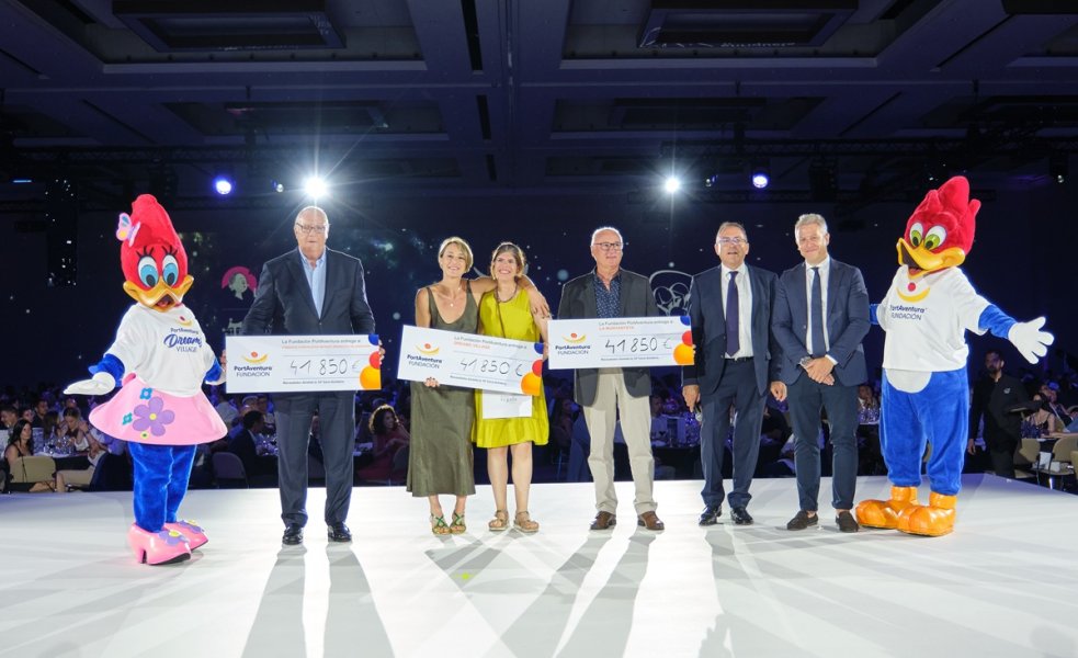 Lliurament dels xecs amb la donació del XIV Sopar Solidari de la Fundació PortAventura a representants de les tres entitats beneficiàries.