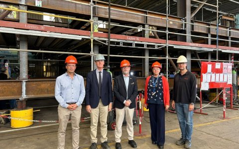 El president de l’Autoritat Portuària, Santiago J. Castellà, ha visitat les instal·lacions de la companyia al Moll d’Aragó dedicades a la construcció i càrrega de grans construccions metàl·liques.