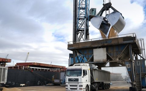 Procés de descàrrega de gra d'un vaixell al port de Tarragona. FOTO: CEDIDA.