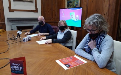 Òscar Peris, regidor de Comerç i Turisme, Rosa Rovira, presidenta de Vallsgenera i regidora d'Empresa i Ocupació, i Rosa Baseda, presidenta de Comerç de Valls, durant la presentació del projecte.